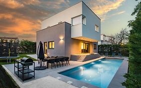 Villa Aida - 4 Bedroom Luxury Villa With Large Private Pool 4K Projector And Jacuzzi